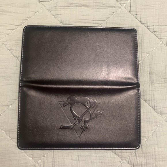 NWOT Pittsburgh Penguins Women’s Wallet - Picture 2 of 3